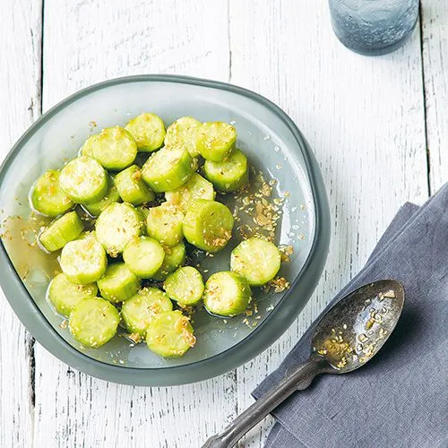 Gezouten komkommer met sesam, knoflook en azijn