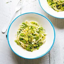Tip: Noedelsalade met tuinbonen, doperwten en citroendressing