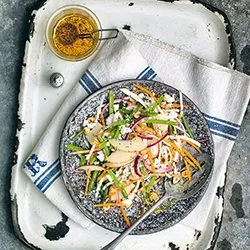 Tip: Knolselderijsalade met appel, hazelnoot en maanzaaddressing