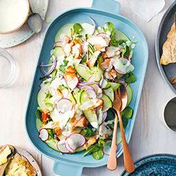 Tip: Salade van gerookte zalm, geroosterde knoflook en appel