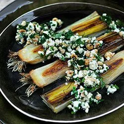 Tip: Gebakken prei met feta en hazelnoten