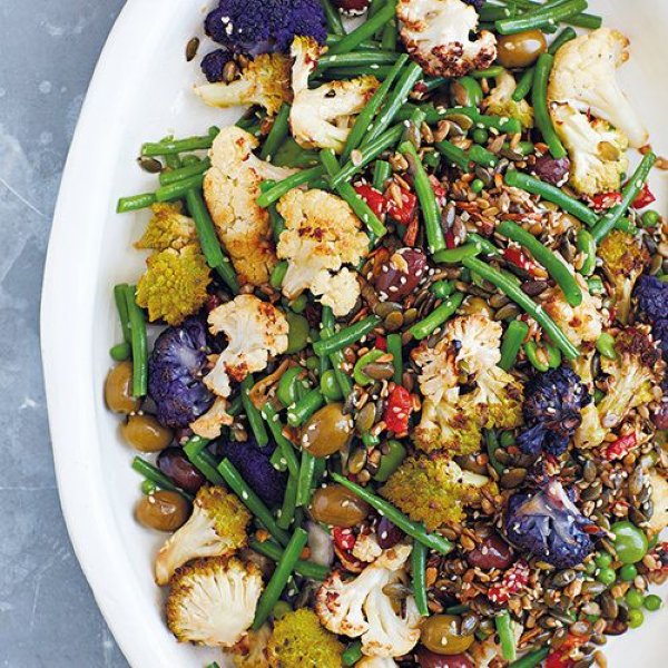 Salade Van Geroosterde Bloemkool Met Olijven En Sperziebonen Recept salade-van-geroosterde-bloemkool-met-olijven-en-sperziebonen-recept