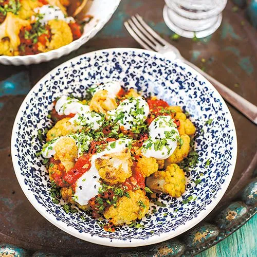 Gemarineerde bloemkool met een rijke tomatensaus