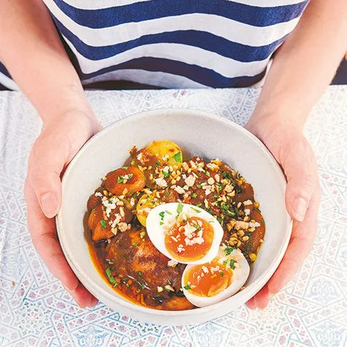 Kipstoofpotje met abrikozen, citroen, harissa en eieren