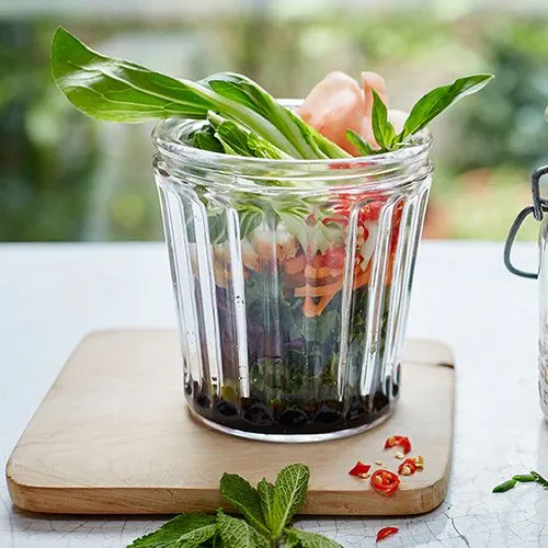Zelfgemaakte noedelsoep in lunchpotjes to go