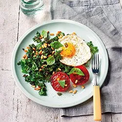 Tip: Boerenkool en eieren met gebakken tomaten