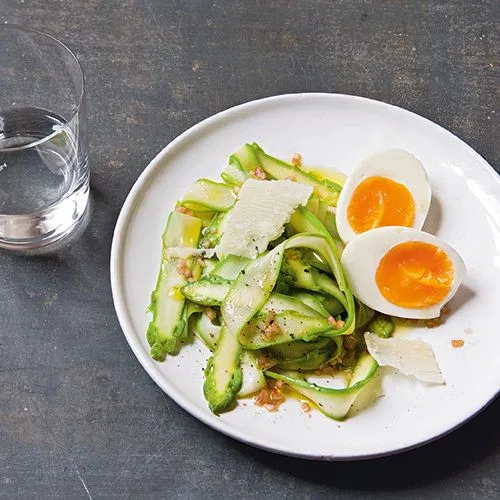 Groene asperges met zachtgekookte eieren en Parmezaanse kaas