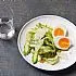 Groene asperges met zachtgekookte eieren en Parmezaanse kaas
