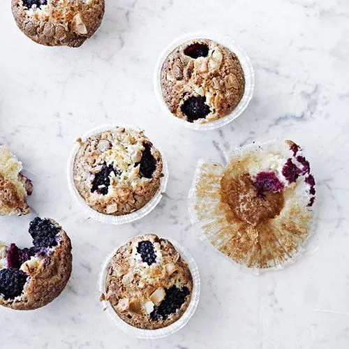 Bramenmuffins met witte chocola en zoethout