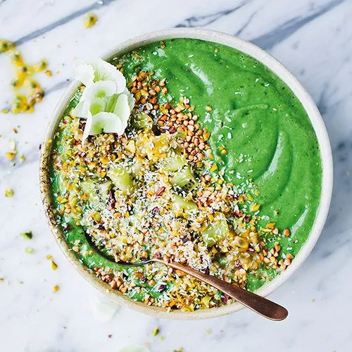 Smoothie met peer, avocado, broccoli en spinazie