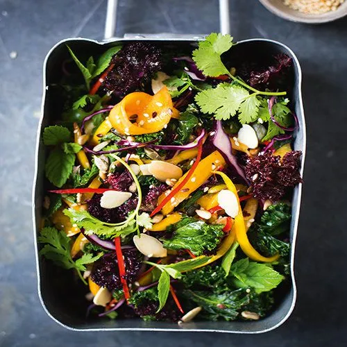 Boerenkoolsalade met rode kool, mango en sesam