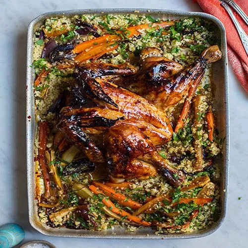 Granaatappelkip met ovengroenten en bulgursalade