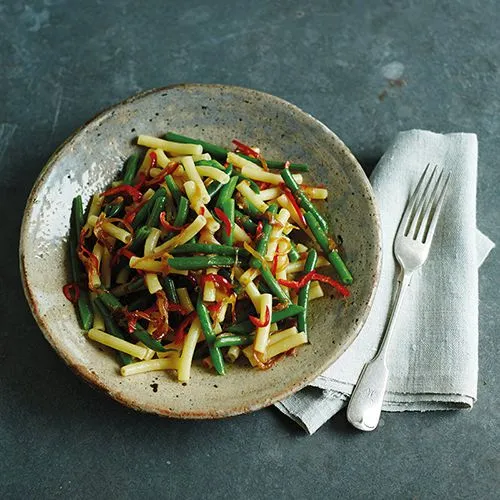 Macaroni met sperziebonen en chilipeper