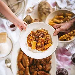 Tip: Zondagse jus met worstjes en rigatoni