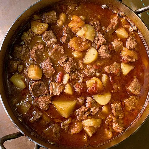 Nigella Lawson: pittig gekruid lamsvlees met aardappel en abrikoos