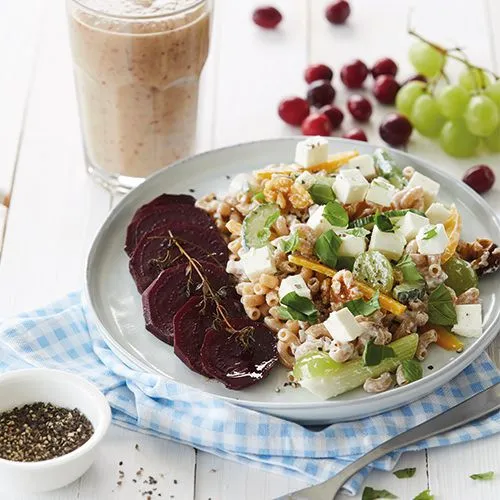 Pastasalade met bieten, walnoten, feta en druiven