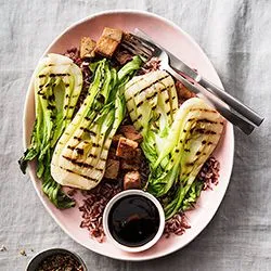 Tip: Gegrilde paksoi met zoete sojasaus en hete pepita's