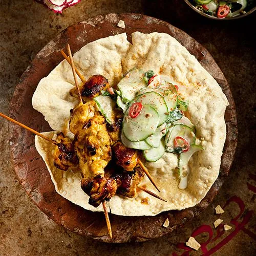 Kip tikka-spiesen met papadums