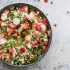 'Bloemkool-couscous' salade met aardbeien en granaatappelpitten