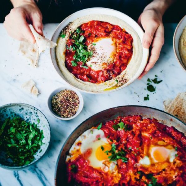 Shakshuka op een bedje van hummus recept okoko recepten