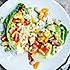 Recept Gegrilde sla met Griekse topping van tomaat, bonen en feta