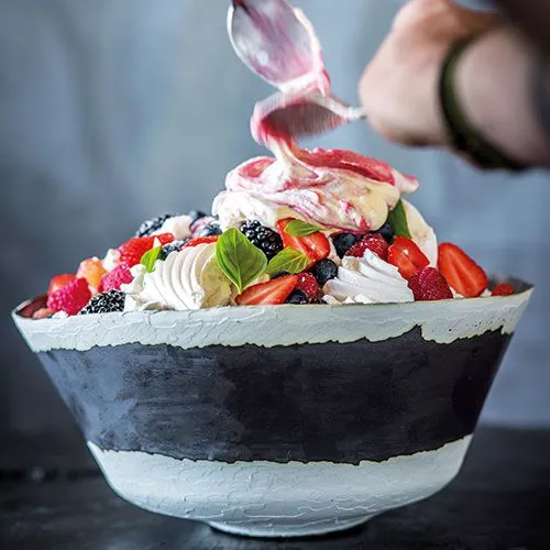 Meringue met rood fruit en ijs van Sergio Herman