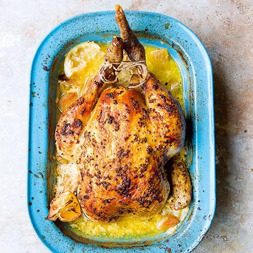 Kip uit de oven in melk met citroen en knoflook