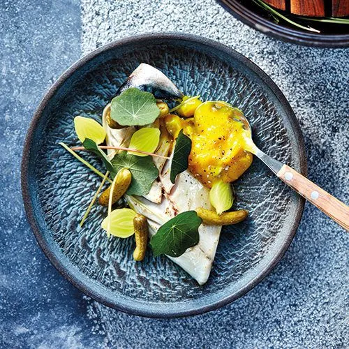 Warm gerookte makreel met piccalilly en Oost-Indische kers