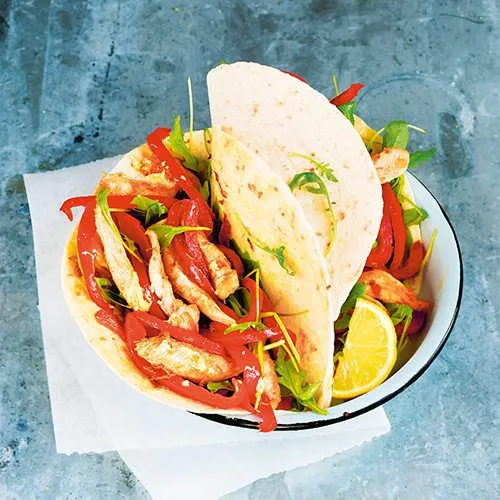 Wraps met kip, paprika en rucola
