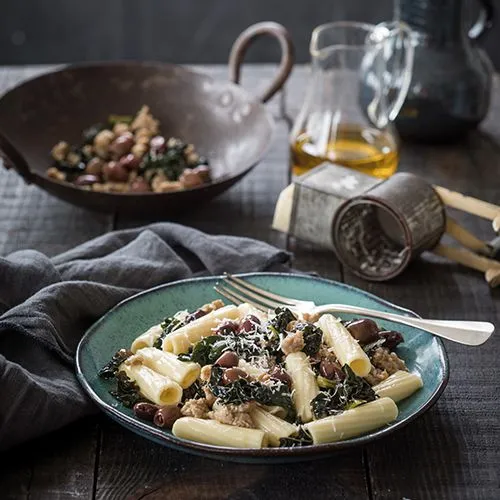 Rigatoni met venkelworst, cavolo nero, olijven en pecorino
