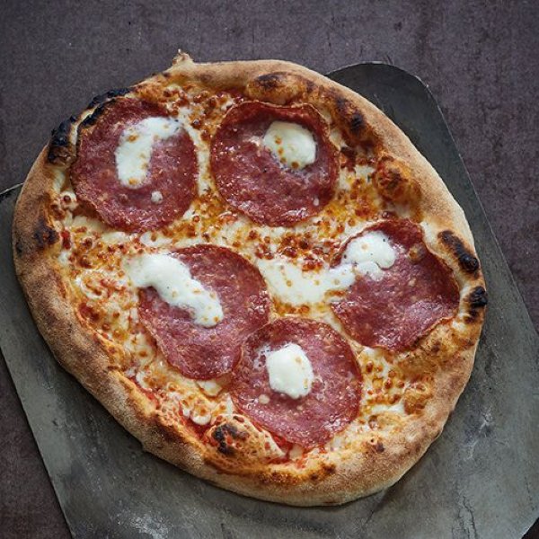 Pizza met salami - recept - okoko recepten