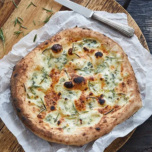 Pizza bianca met gorgonzola en rozemarijn