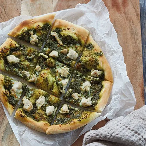 Pizza met kip en pesto
