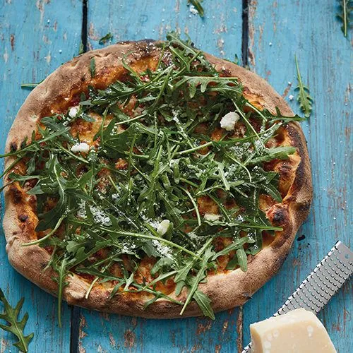 Pizza met rucola en grana padano