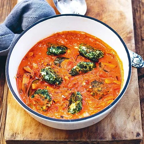 Spinaziedumplings in tomatensaus