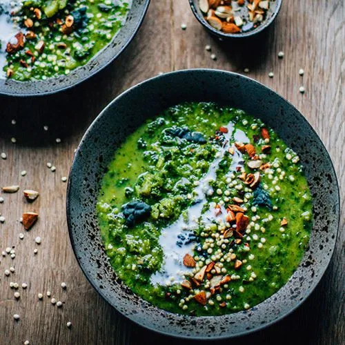 Soep van boerenkool en knolvenkel met quinoa en amandelen