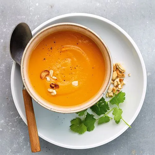 Zoete aardappelsoep met kokos en cashewnoten