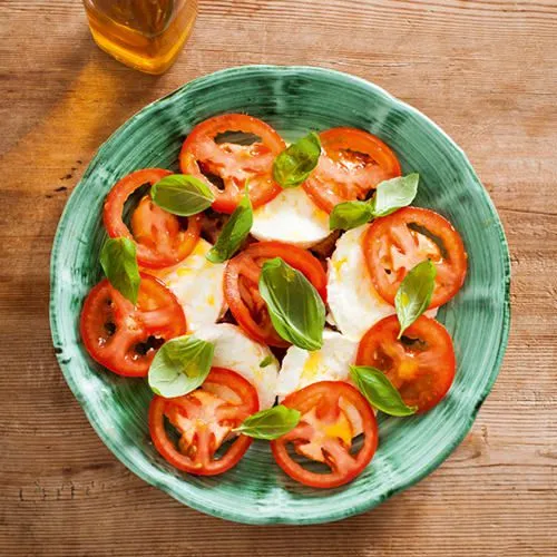 Salade met tomaat en mozzarella (salade caprese)