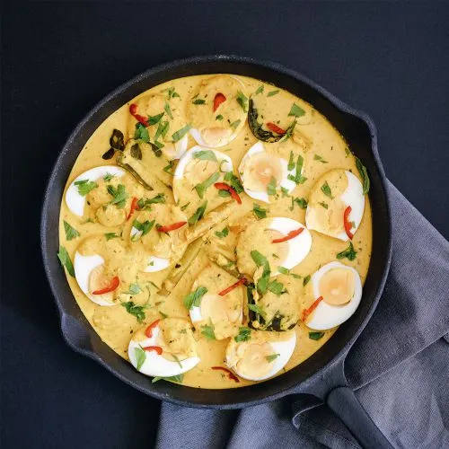 Eieren in een milde kokossaus met kunjit (telor kuning)