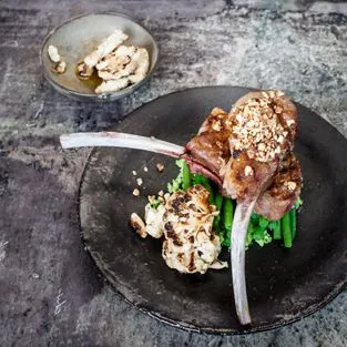 Lamskoteletjes met haricots verts en bloemkool