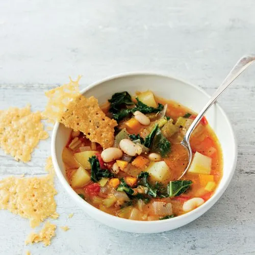 Toscaanse bonen-groentesoep met parmezaanchips