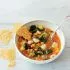 Toscaanse bonen-groentesoep met parmezaanchips