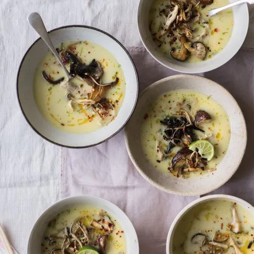 Thaise kokossoep met paddenstoelen en kip