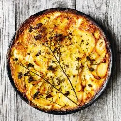 Tip: Aardappeltaart met gezouten vis, room en marjolein