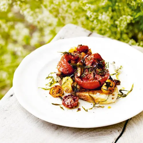 Geroosterde tomaten op toast met dragon en tijm