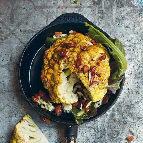 In de oven geroosterde kerriebloemkool met amandelen