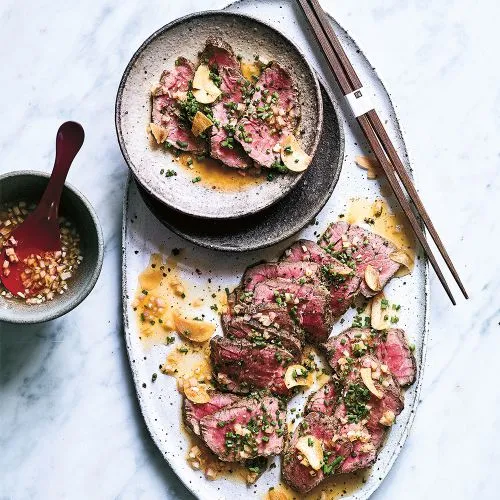 Rundertataki met knoflookchips en ponzu-uiendressing
