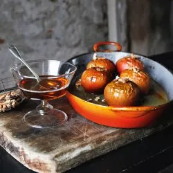 Tip: Met spijs en walnoten gevulde appels uit de oven