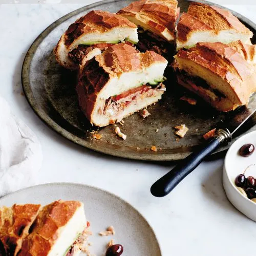 Pan bagnat met tonijn en ansjovis
