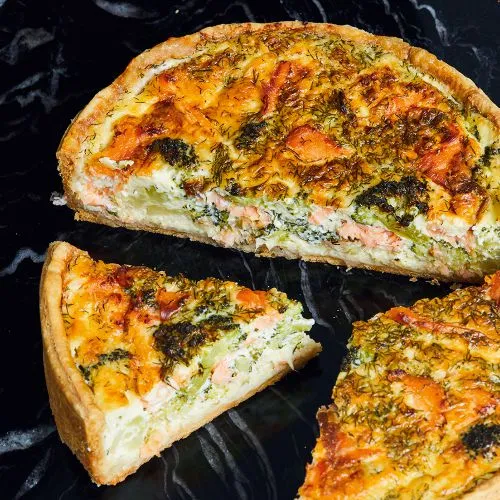 Quiche met gerookte zalm en broccoli